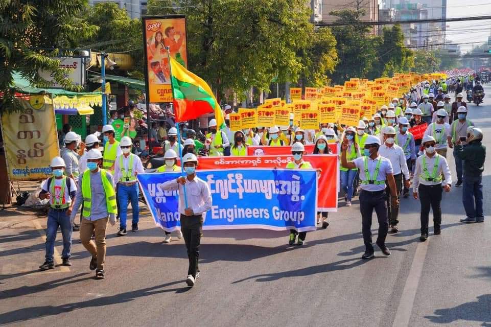 ZweHtetWin9's tweet photo. Mandalay Engineers Group  👏👏✊🏻✊🏻
15-2-2021 (ဓာတ်ပုံ - နေဇာလင်း )

#SaveMyanmar
#RejectMilitaryCoup
#JusticeForMyanmar
#AgainstMyanmarMilitaryCoup
#CivilDisobedienceMovement https://t.co/3baacZdMm1