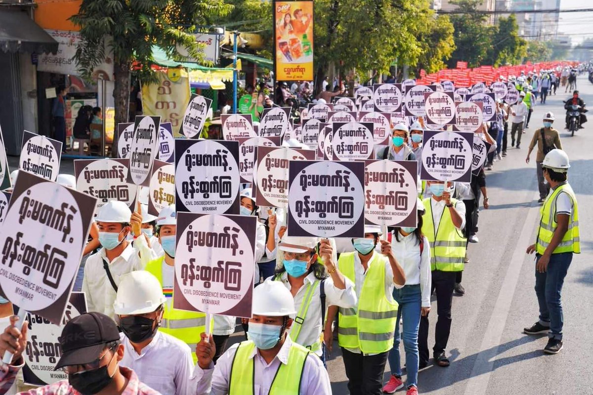 ZweHtetWin9's tweet photo. Mandalay Engineers Group  👏👏✊🏻✊🏻
15-2-2021 (ဓာတ်ပုံ - နေဇာလင်း )

#SaveMyanmar
#RejectMilitaryCoup
#JusticeForMyanmar
#AgainstMyanmarMilitaryCoup
#CivilDisobedienceMovement https://t.co/3baacZdMm1