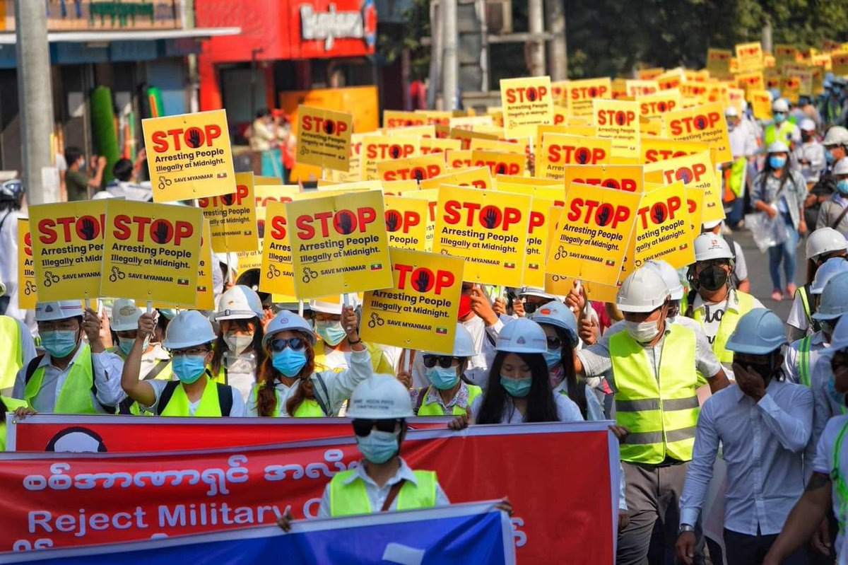 ZweHtetWin9's tweet photo. Mandalay Engineers Group  👏👏✊🏻✊🏻
15-2-2021 (ဓာတ်ပုံ - နေဇာလင်း )

#SaveMyanmar
#RejectMilitaryCoup
#JusticeForMyanmar
#AgainstMyanmarMilitaryCoup
#CivilDisobedienceMovement https://t.co/3baacZdMm1