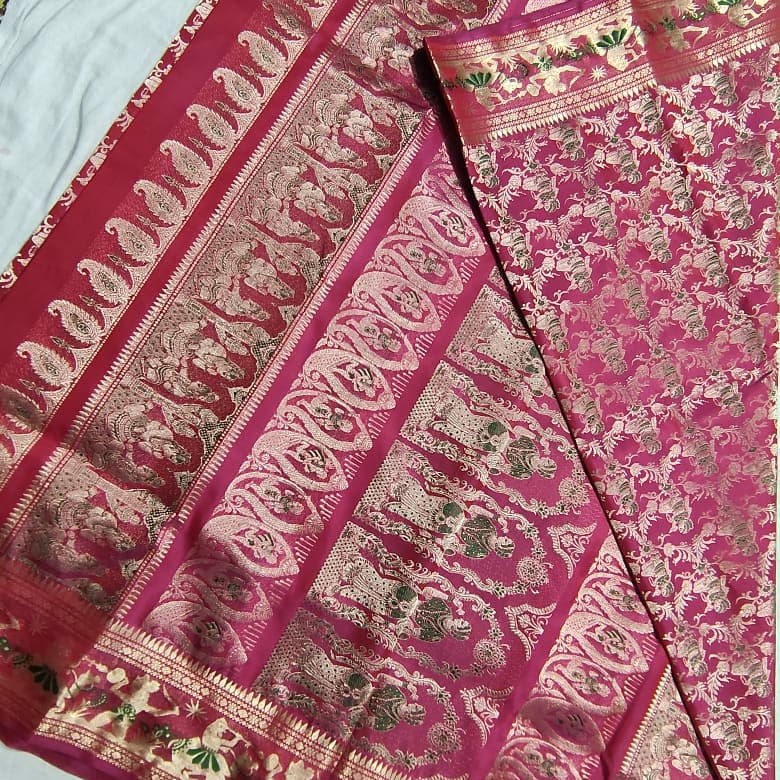 adritcollectio1's tweet photo. #swarnacharisilksaree #bengalartisticsaree #indianmytholicalstory #binshupurgharana #teracottawork
For more info/booking WA @+919830989266 .
#Saree #SareeTwitter #atmanirbharapp #atmanirbharpurvibharat #MakeInIndia #MadeInIndia #localbusiness #supportsmallbusiness #weaversupport https://t.co/RAFCRE3yhm