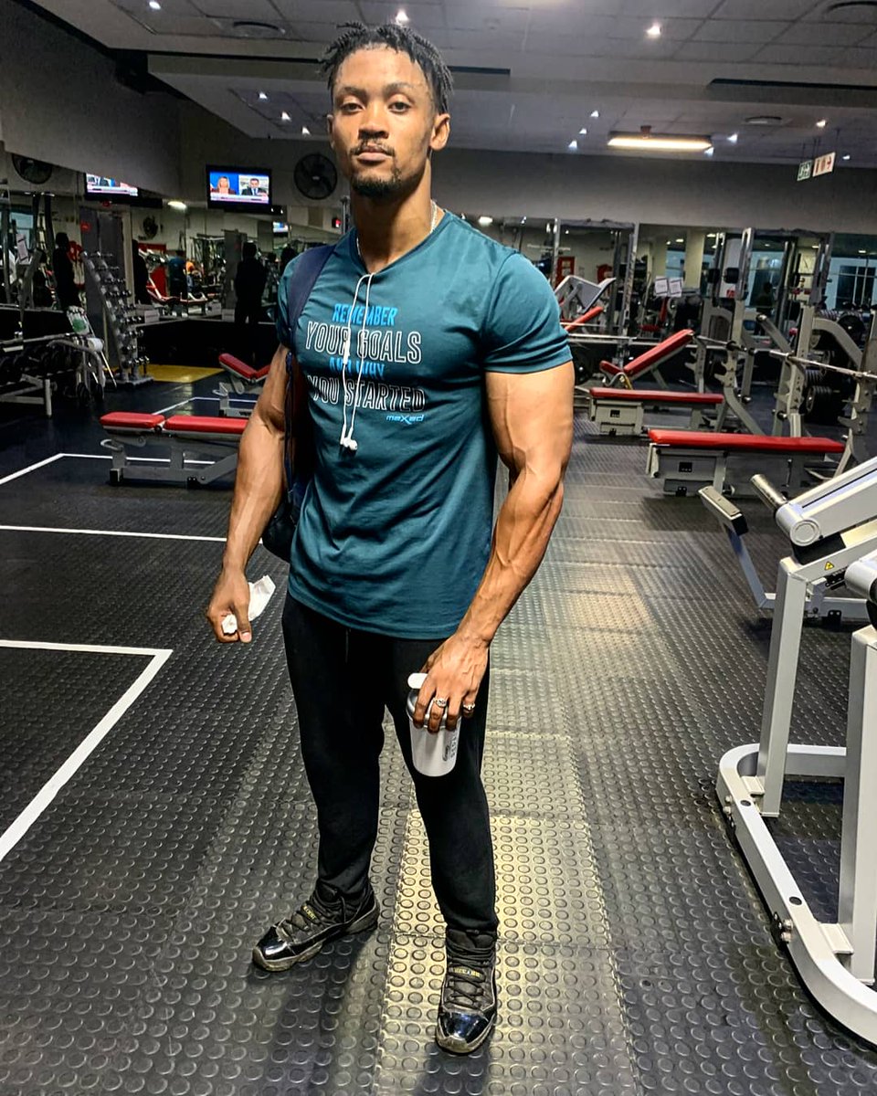 ReaSesele's tweet photo. Working on new music and getting active. Regained focus and we shifted into another gear. Let's get to it! ⚡🏋🏽‍♂️⚡
#WatchHowIMove #REHAB https://t.co/NyDvT8qMk1