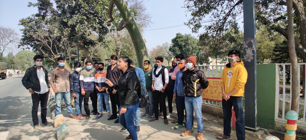 anubha1812's tweet image. #AKTU Students at @myogiadityanath jis house.
Just met @kpmaurya1 ji and gave him letter explaining their concern , issues and relief they want. 
Keshav ji said he will go though the letter and will take necessary action.
Hope @UPGovt will help