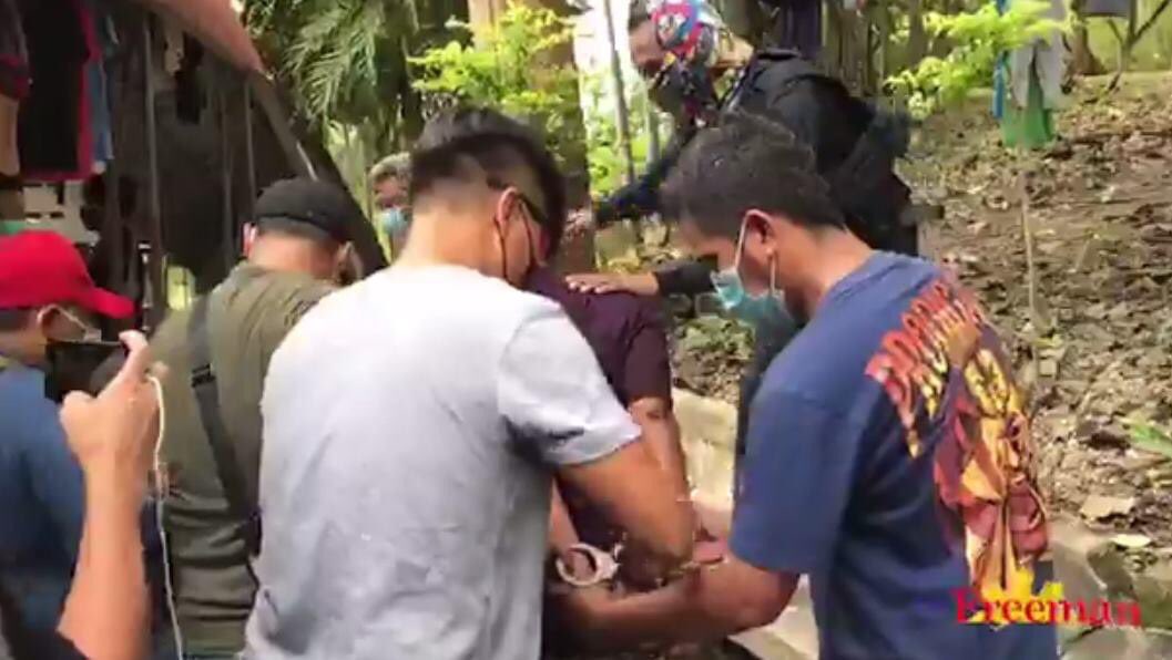 savelumadschool's tweet photo. This is what the PNP's 'rescue operation' looks like. Manhandling, handcuffing and mauling those they claim they are rescuing, the Lumad.

#StandWithBakwitSchool
#FreeLumad25 https://t.co/dmbT5R8kje