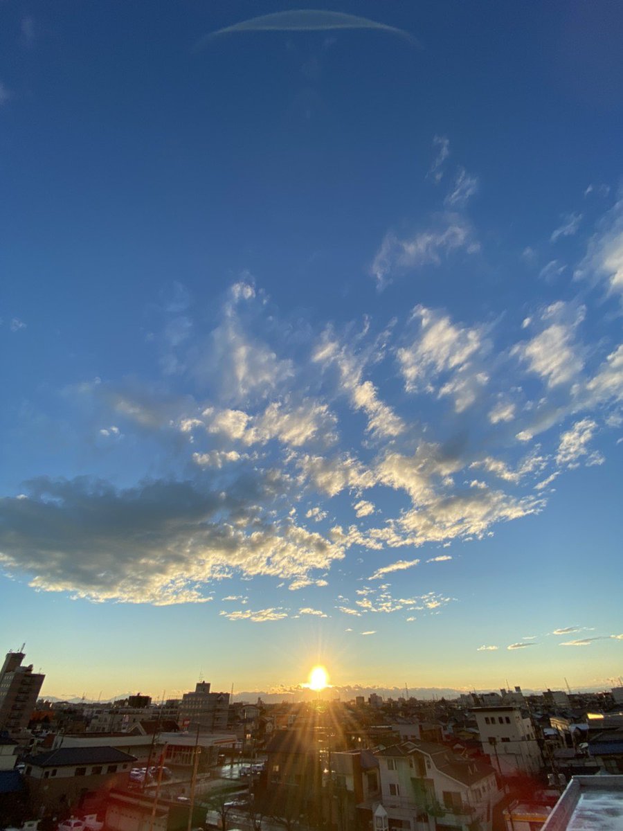 CitySatte's tweet photo. 幸手の空に大きな虹が！
今日は風雨が強い時間もありましたが、雨上がりには二重の虹がかかり、西の空にはきれいな夕陽も！
気持ちまで晴れ晴れするような空となりました。 https://t.co/xSpaY3yBkU