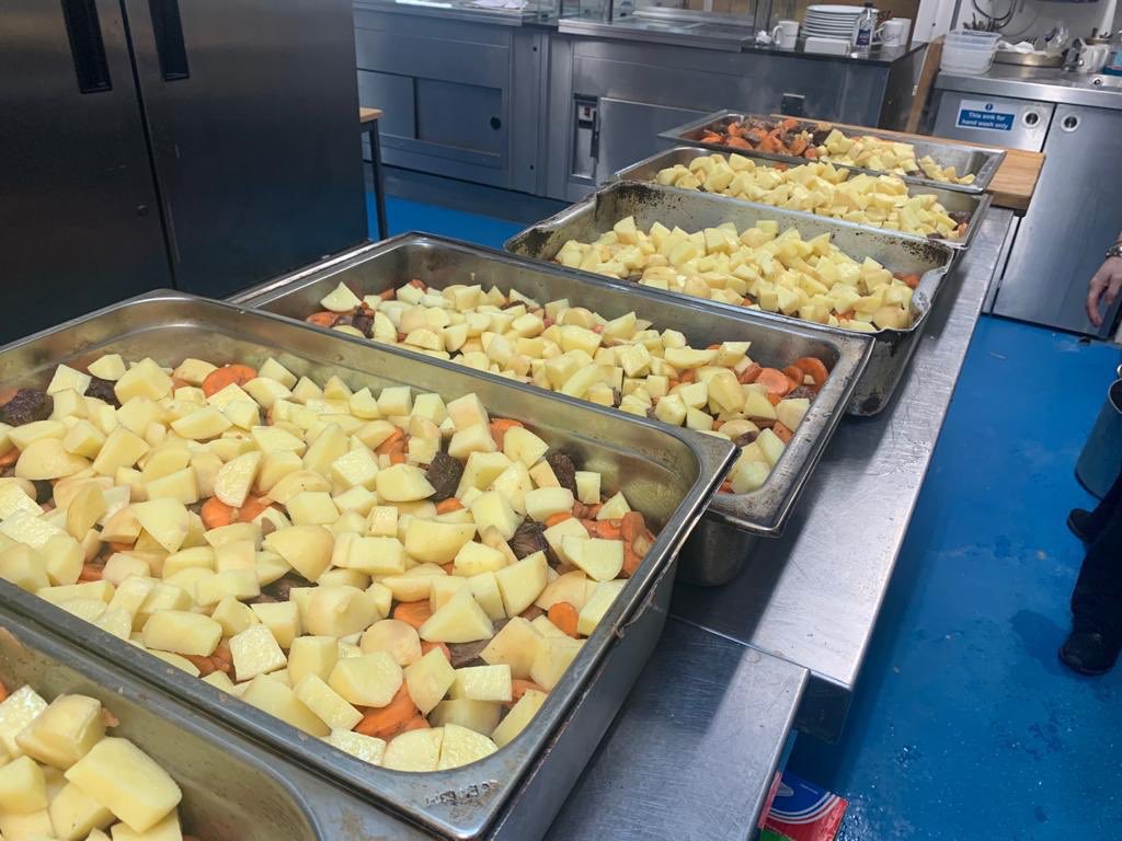 Hinckley_Rugby's tweet photo. Day 1 of the HRFC #500meals #halfterm meals - some amazing work going on in the kitchen right now. For more information and where to collect a meal from please see the club website https://t.co/5Zgxa7yiFX https://t.co/pQCWQ3OBxt