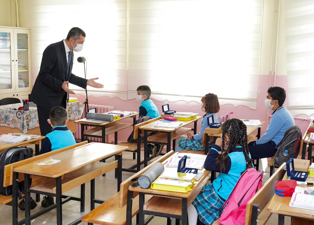 ziyaselcuk's tweet photo. “Bugün köy okullarımızda ders zili çaldı.” demenin mutluluğunu yaşıyorum.

2. yarıyılın ilk yüz yüze eğitim gününde Iğdır Gödekli Köyü İkokulunda bayrak töreni heyecanı yaşadık. Evlerinde uzaktan, köy okullarında yüz yüze eğitime başlayan tüm çocuklarıma iyi dersler. https://t.co/M5EpFehpUP