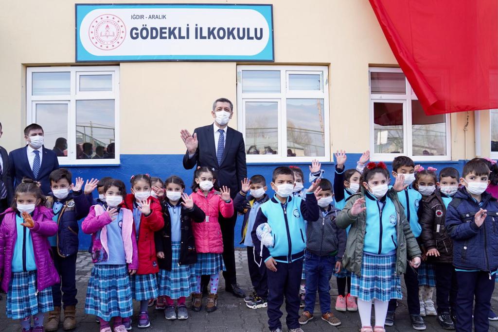 “Bugün köy okullarımızda ders zili çaldı.” demenin mutluluğunu yaşıyorum.

2. yarıyılın ilk yüz yüze eğitim gününde Iğdır Gödekli Köyü İkokulunda bayrak töreni heyecanı yaşadık. Evlerinde uzaktan, köy okullarında yüz yüze eğitime başlayan tüm çocuklarıma iyi dersler.