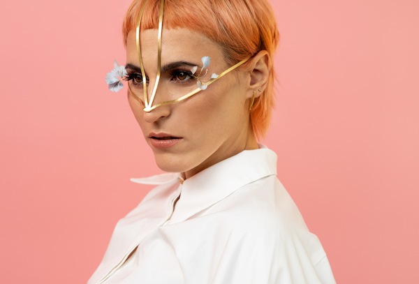 Mine meldet sich endlich zurück mit ihrer neuen Single "Unfall" sowie dem Album "Hinüber", das am 30.04. erscheinen wird. Live zu bewundern gibt es die Künstlerin am 19.11. in der Münchener Muffathalle, der Vorverkauf beginnt morgen, den 16.02., exklusiv bei Love Your Artist.