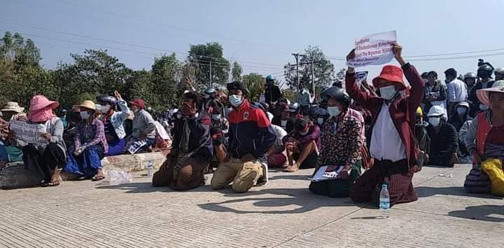 @MayWongCNA The parents of the high school kids are pleading the military junta to release their children. This morning in NayPyiDaw, military arrested and detained more than 40 high school students who are protesting peacefully. 

#Feb15Coup
#WhatsHappeningInMyanmar