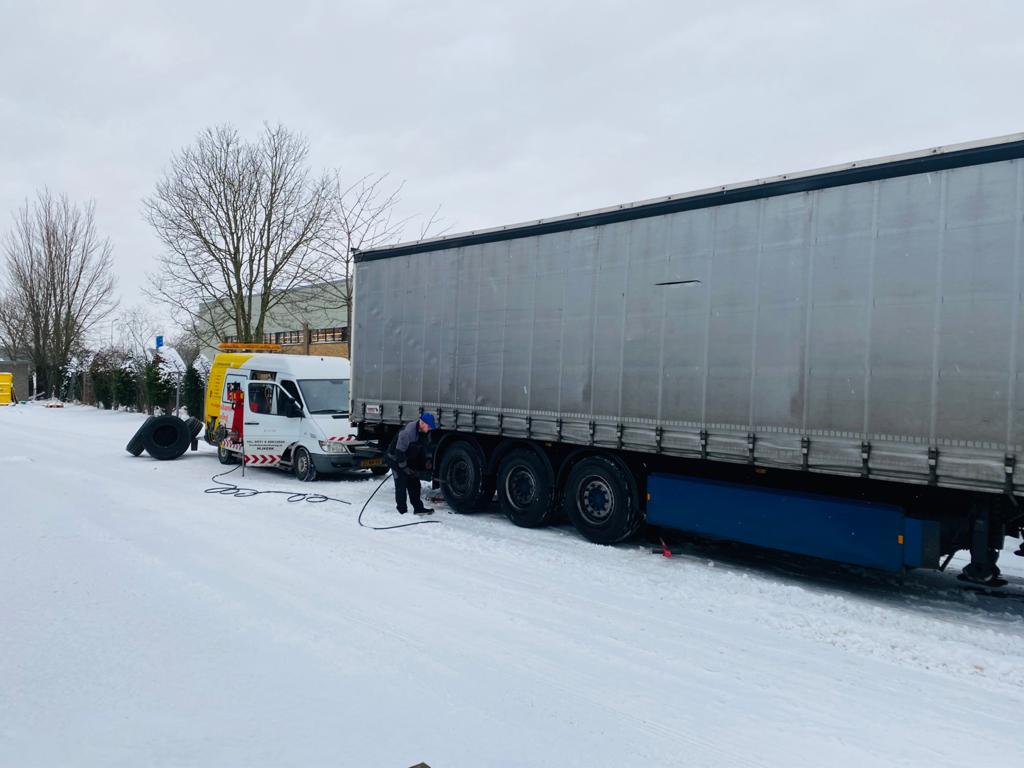 trucksbanden's tweet photo. 🛑Code rood in Nederland vanwege gladheid🛑
https://t.co/lCUx8Q0jkJ
#coderood #gladheid #ijzel #vorst #sneeuw #regen #winterweer #pechhulp #assistentie #minimaal #tijdverlies #financieelverlies #service #snelheid #pechhulp #trucksbandenkoning https://t.co/EDXLpoF7R8
