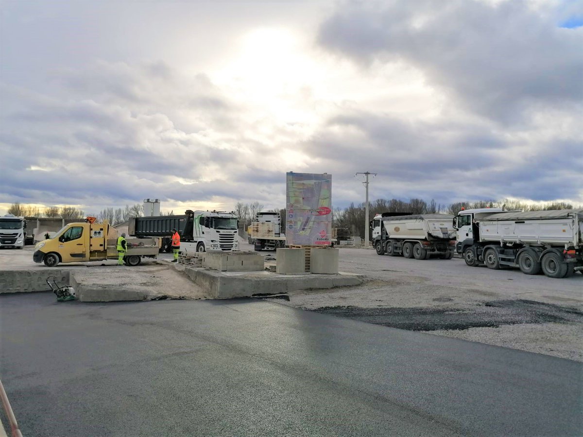 GroupeFabemi's tweet image. Coup de jeune dans notre usine SCCAT à Ribaute les tavernes. Pour garantir une sécurité optimale et améliorer les conditions de travail. Des travaux sont réalisés sur l’ensemble du revêtement du parc🦺👷‍‍
#Fabemi #Securité #confort