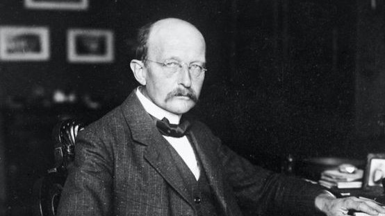 tuCpakoa's tweet image. Au cours de sa vie, Max Planck, le célèbre physicien fondateur de la mécanique quantique, vit mourir ses 2 filles jumelles, sa femme, ses 2 fils (l'un voulant tuer Hitler) et sa maison explosa sous un bombardement aérien le 15 février 1944 avec tous ses travaux.