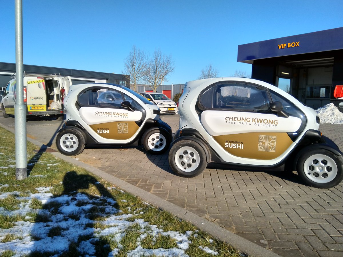 uitingbv's tweet photo. Heeft u ze al zien rijden? De gewrapte auto's van @CHEUNGKWONG Duurzame bezorging met de elektrische auto's. https://t.co/A1KygPiUie