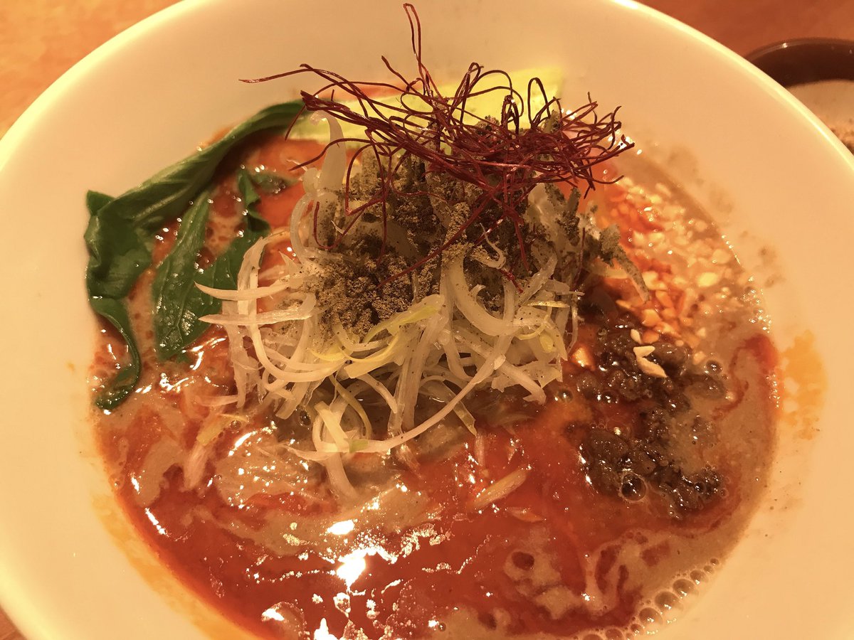 seaaaaworld's tweet photo. 赤坂にて、坦々麺を頂きました🤩
辛さも選べて幸せです🍜💕
ここは９つの薬味が入っていて、身体にも良いので是非\(//∇//)\
#赤坂 
#赤いくじら 
#坦々麺 
#美味しいものすき https://t.co/Cbshsy9ifw