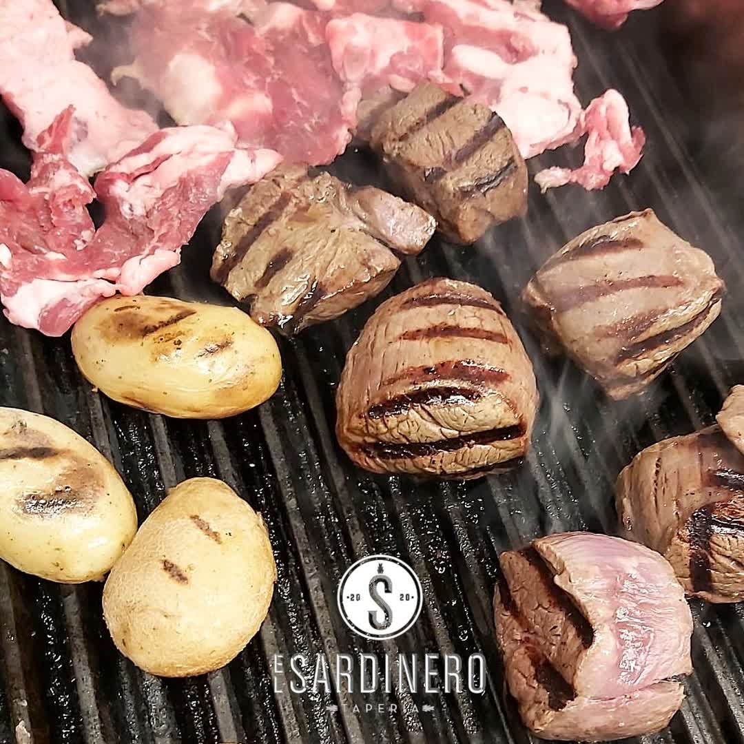 De nuestra cocina a tu paladar 🤤🤤

<a href="/LaVidaEnTapas/">La Vida</a> #Sevillahoy #TDSGastro #TdsActualidad #GastronomiaSevilla #food #foodporn #Seville #tapas #slowfood #Gastro #Carne #CocinaSevillana #ElSardineroTapas #SameSameButDifferent