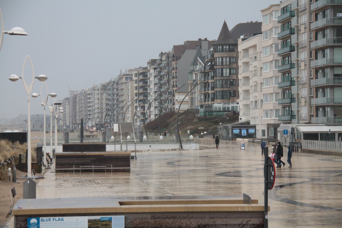 Regenbui in De Panne☔️ foto van de Zeedijk om 9.45u - Toerisme De Panne #vrtweer #weerfoto #Depanne