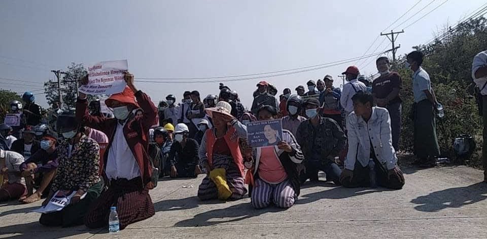 A group of parents begging for the release of their children who were arrested today at Naypyitaw during their peacefully protest. People are very much wounded. May this kind of days end very soon. 😔 #WhatshappeningInMyanmar #Feb15Coup