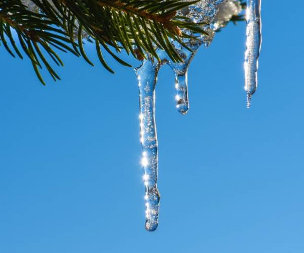 Het @KNMI geeft code rood en code geel af omdat de wegen spekglad kunnen zijn.