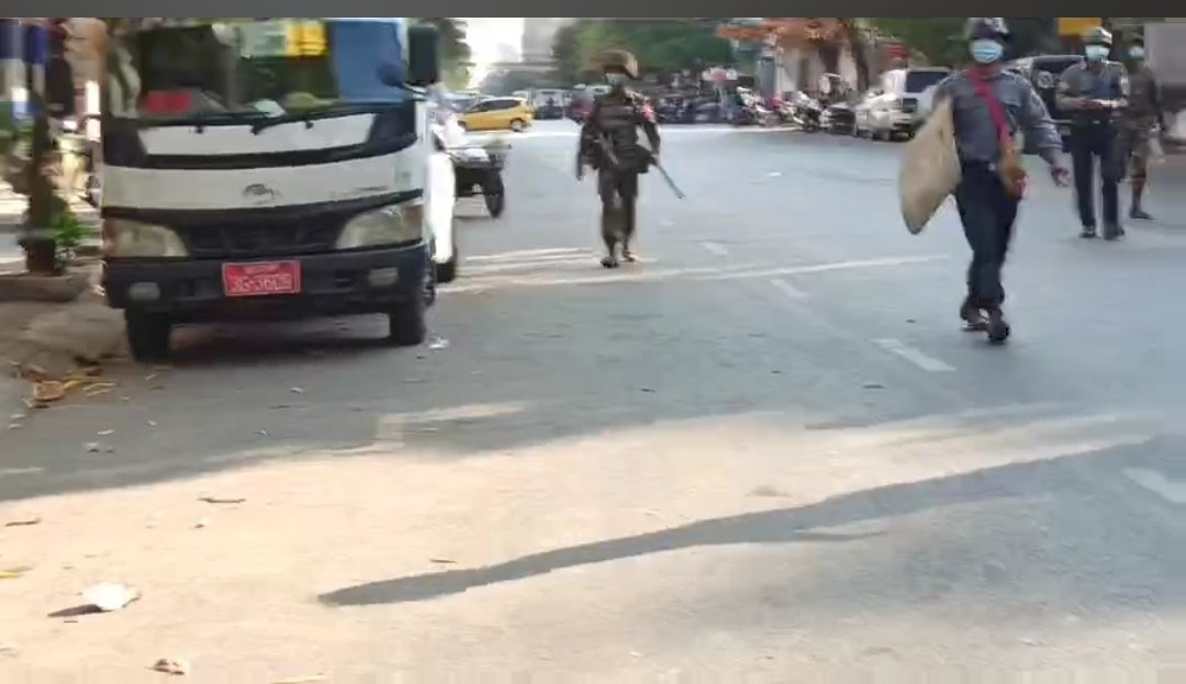 MayWongST's tweet photo. #Myanmar police, #military soldiers clearing out anti-military government protesters in #Mandalay. As local reporter streaming their actions live, the soldier walked towards the reporter to ask to shut down the filming and the live stream abruptly cut #WhatIsHappeningInMyanmar https://t.co/4kikXFANxb