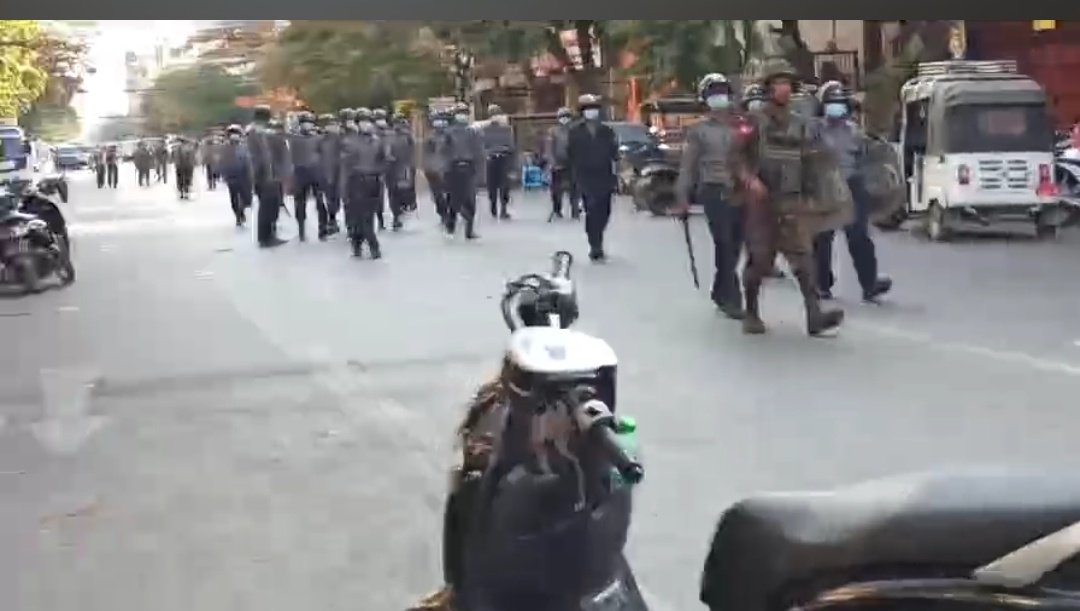 MayWongST's tweet photo. #Myanmar police, #military soldiers clearing out anti-military government protesters in #Mandalay. As local reporter streaming their actions live, the soldier walked towards the reporter to ask to shut down the filming and the live stream abruptly cut #WhatIsHappeningInMyanmar https://t.co/4kikXFANxb