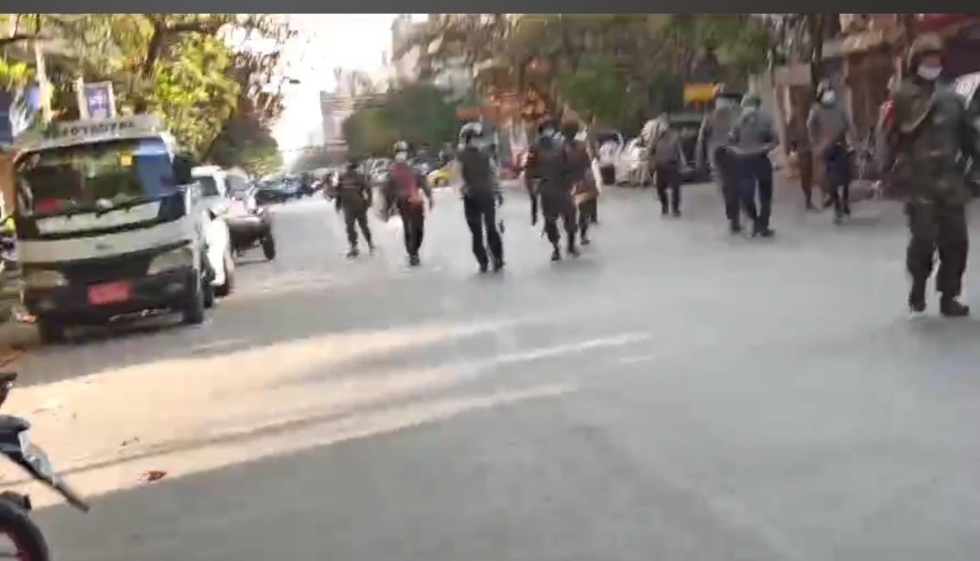 MayWongST's tweet photo. #Myanmar police, #military soldiers clearing out anti-military government protesters in #Mandalay. As local reporter streaming their actions live, the soldier walked towards the reporter to ask to shut down the filming and the live stream abruptly cut #WhatIsHappeningInMyanmar https://t.co/4kikXFANxb