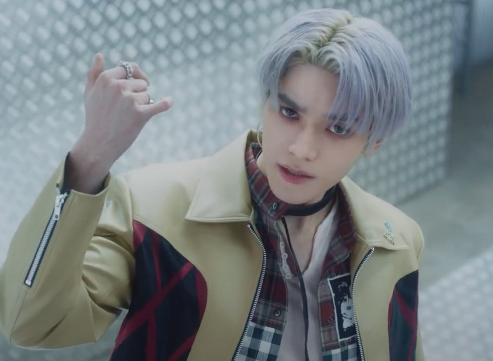 it was his raspy voice in low register, rap-talking and more nasally. I thought since it was going eerie from the start mad rap tone is going to open it so it caught me off guard. who is the one behind this? i need to bow down, i bet teyong is also involve 