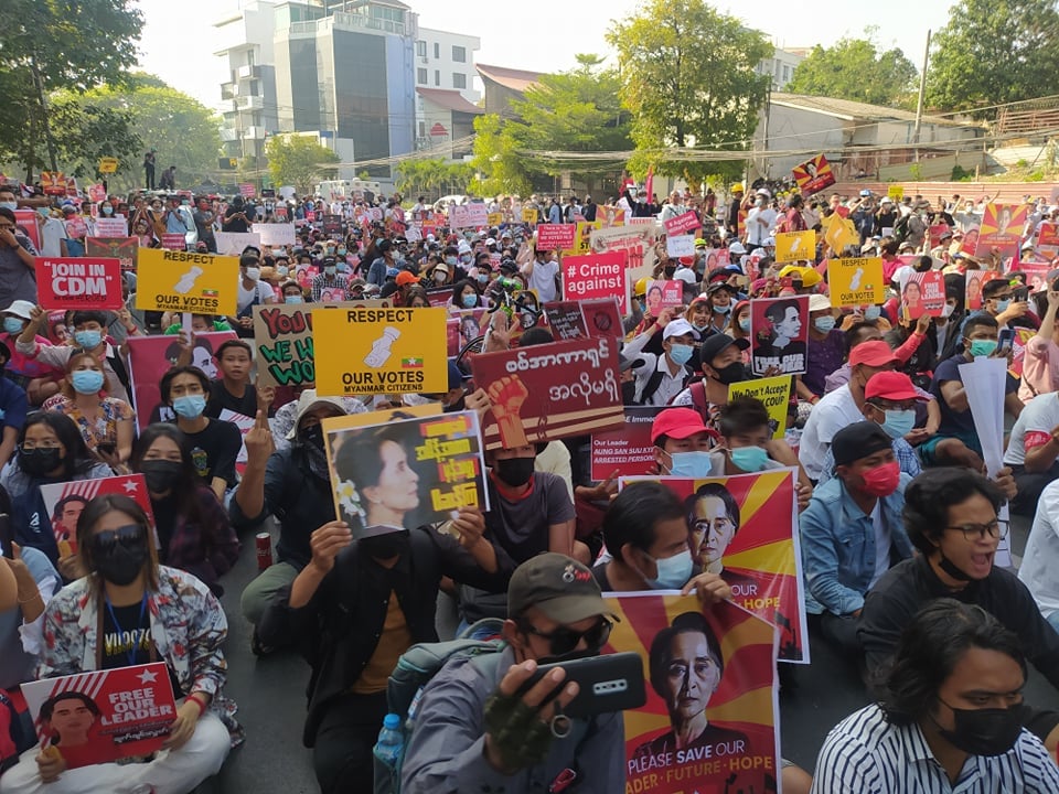 #HappeningNow: Riot police are trying to break into the NLD headquarters in #Yangon, #Myanmar while some of the party’s senior leaders are meeting inside. A large crowd of party supporters have gathered near the headquarters and the police blocked their way. (Photo:The Irrawaddy)