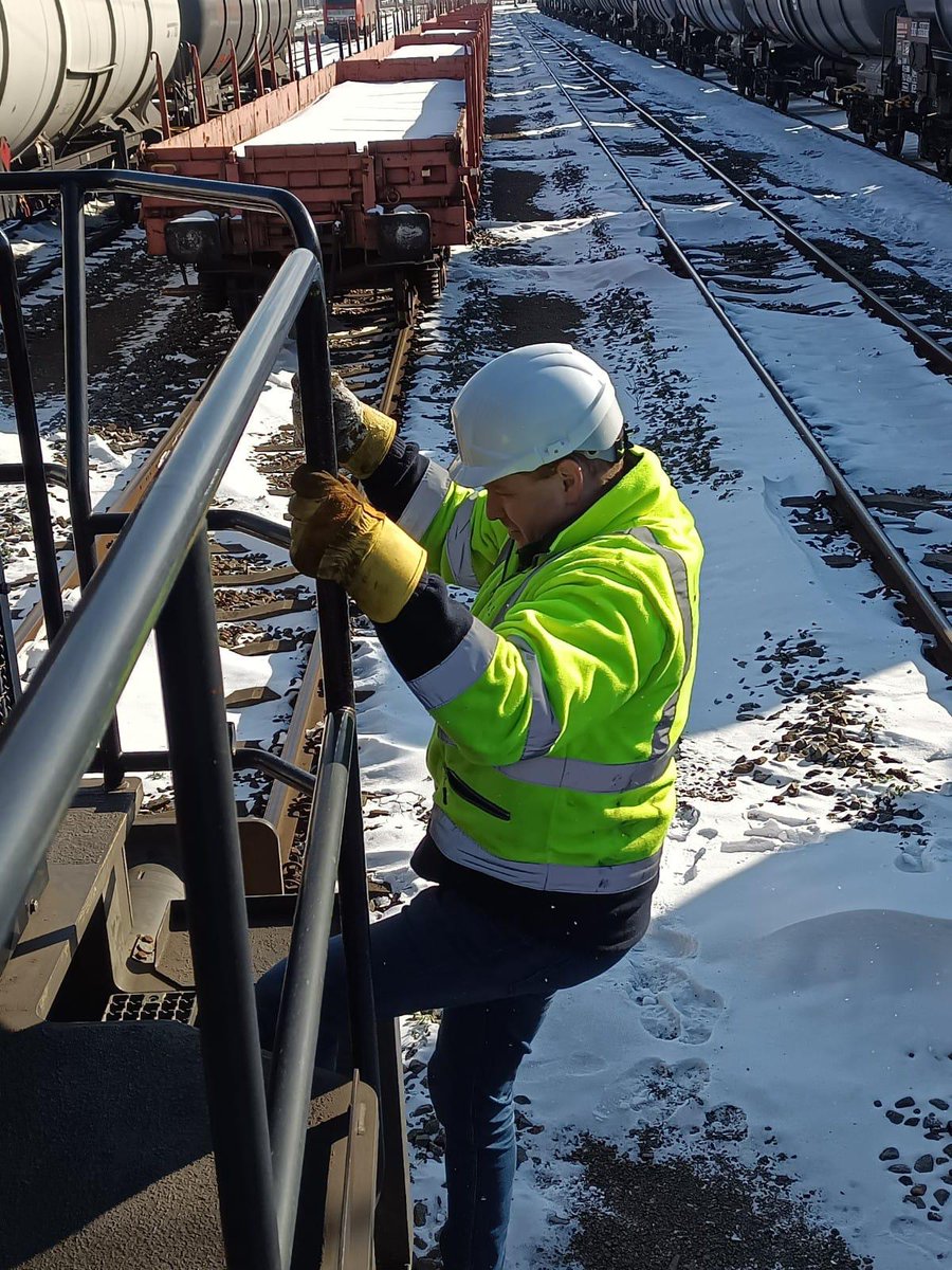 LineasForce's tweet photo. ❄️❄️To combat ice and snow, Lineas’ #FreightForce worked tirelessly last week to keep our trains moving. Even office staff across Western European locations put on their 🧥&🧣 and went out to help clear the tracks from #snow. https://t.co/mPbWSjdKsF