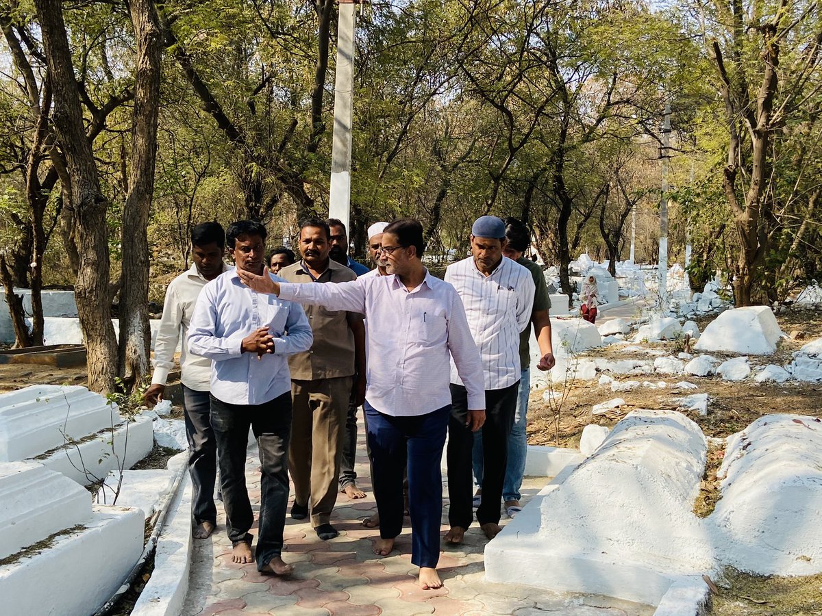 AIMIMupdate's tweet photo. .@aimim_national Bahadurpura MLA @mohdmoazamkhan along with GHMC Official &amp; AIMIM Party Workers Inspected the works &amp; arrangements at Hazrat Bandagimiya Shah Khasim Graveyard in view of upcoming 77th Barsi of Qaid-E-Millat Nawab Bahadur Yar Jung (A.R) at Musheerabad. @asadowaisi https://t.co/Gn1v65pUOv