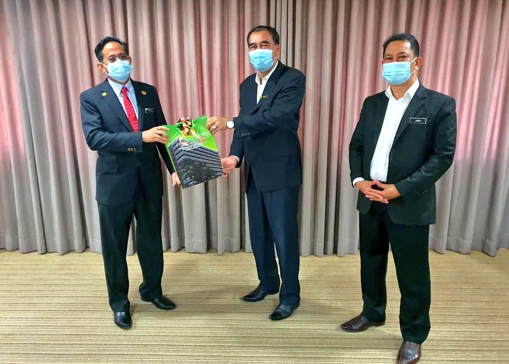 Majlis Pertukaran &amp; Persaraan khas Pegawai kanan <a href="/adamsidekgmail1/">Adam Sidek</a>, <a href="/rohayahuu/">Rohayati AK</a>, <a href="/rajarusdy/">Ir. Ts. Raja Rusdy</a>, <a href="/Azha_Mustapha/">Azhar Mustapha</a> <a href="/Wanzaid767/">WAN ZAID</a> &amp; Pemandu Pengarah <a href="/mat6110/">MatWahab61</a> disempurnakan oleh Tn.Pengarah <a href="/yusufghani200/">تذكرة</a>.T. kasih diatas perkhidmatan cemerlang di JKR Terengganu &amp; Jasamu Dikenang.
<a href="/IrZulkefly/">Mohd Zulkefly S</a>