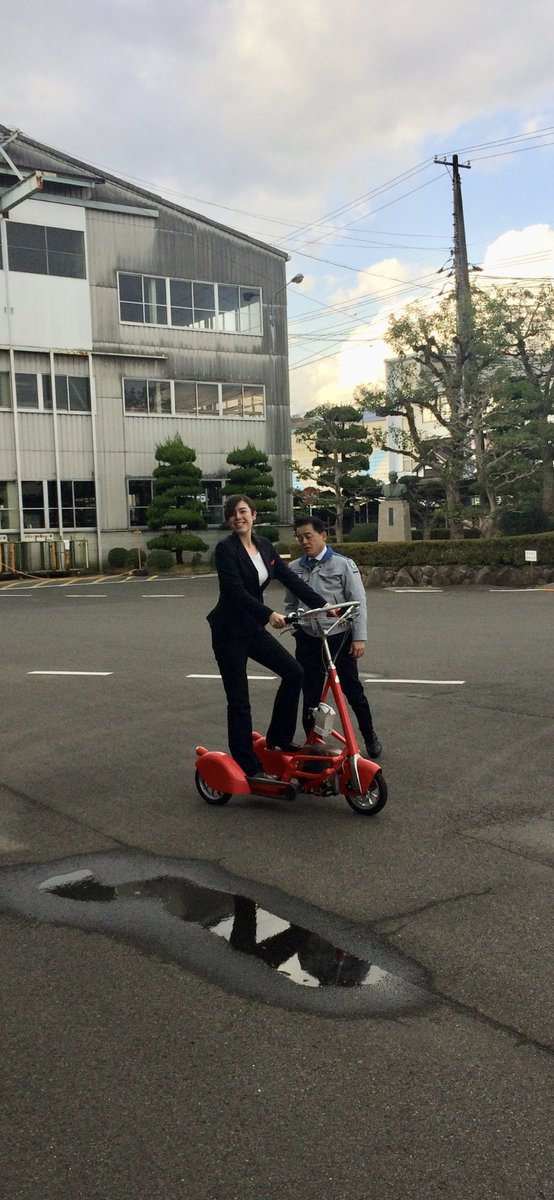 乗るとこんな感じです。回して漕ぐのではなく左右交互に踏みしめて漕ぎ