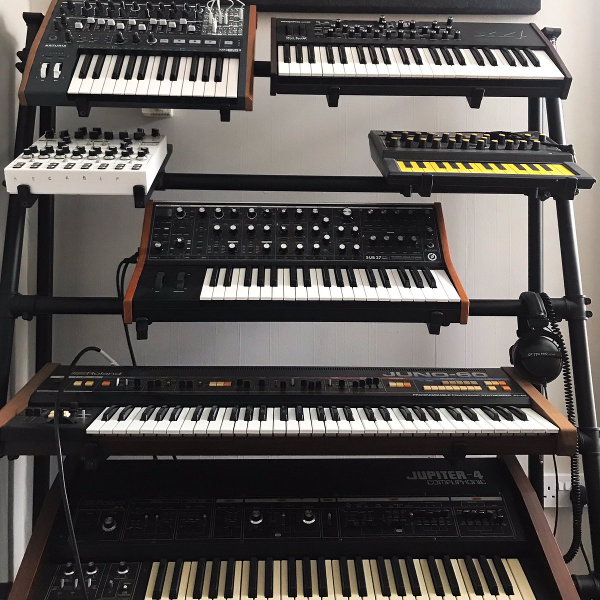 11am today - I’ve put together the #AllQueensMix for <a href="/maryannehobbs/">maryannehobbs</a> on <a href="/BBC6Music/">BBC Radio 6 Music</a> 👑 📻 

Inspiring &amp; resilient, I’ve some classic, new <a href="/laura_m_groves/">Laura Groves</a> AND unheard 1st radio plays of @thisshipargo &amp; <a href="/The_Anchoress/">The Anchoress</a> 

I hope you enjoy🙏🏻