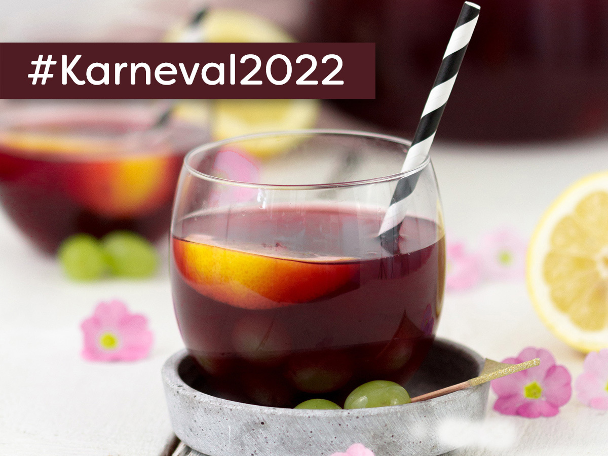 MitSaft's tweet photo. Alles ist heute anders als in anderen Jahren! Wir machen es uns mit einem leckeren Feierabenddrink auf der Couch gemütlich und sind in Gedanken schon beim #Karneval2022. Das passende Rezept dafür ist die Apfel-Trauben-Bowle mit Vanille von @Tulpentag:  https://t.co/xlU8fUjI2O https://t.co/ebKSOkZM0u