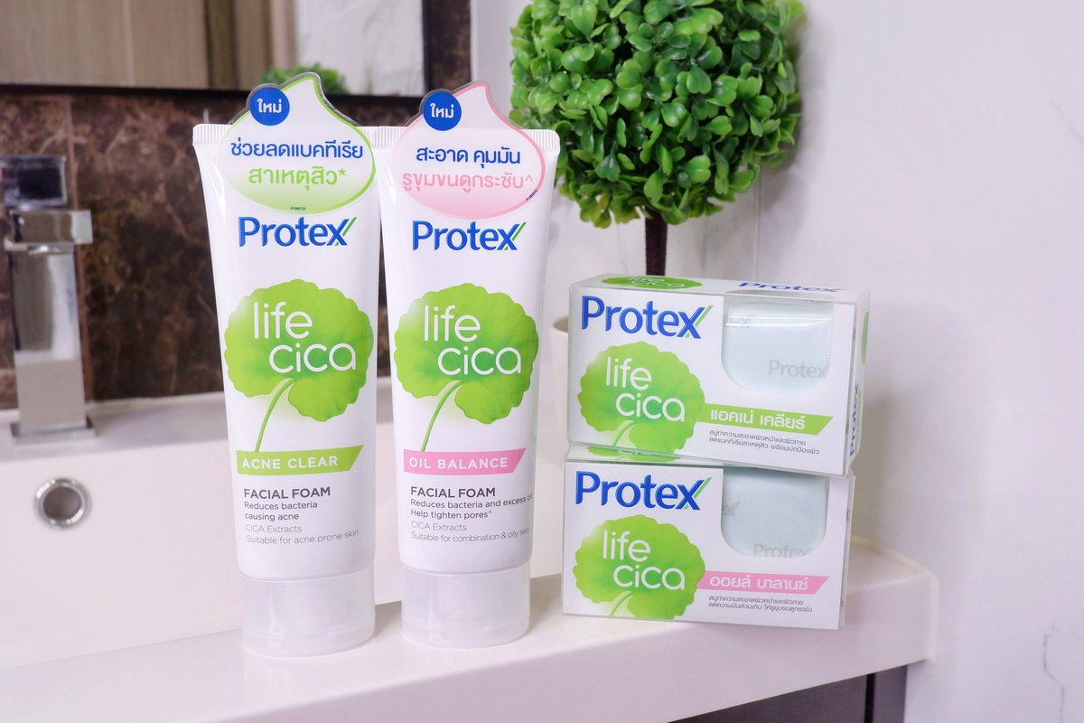 Foybeautydiary's tweet image. ช่วงนี้แตะหน้านิดหน่อยสิวคือมา เลยลองโฟมล้างหน้า Protex เห้ยกลิ่นดี สดชื่น เราใช้สีเขียวสูตร ACNE CLEAR มีซิก้า ธรรมชาติ ช่วยลด C.Acnes แบคทีเรียบนผิว ใช้ละรู้สึกว่าสะอาดจริง สิวค่อยๆลดลง ฟองนุ่ม ล้างแล้วหน้าไม่เอี๊ยดด้วย ชอบ #ProtexLifeCica #ไม่กลัวสิววนลูป