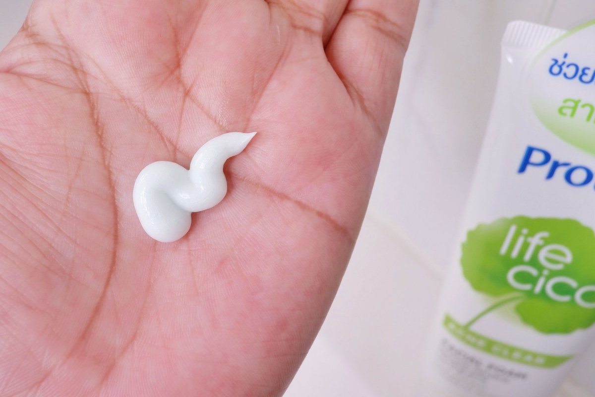 Foybeautydiary's tweet image. ช่วงนี้แตะหน้านิดหน่อยสิวคือมา เลยลองโฟมล้างหน้า Protex เห้ยกลิ่นดี สดชื่น เราใช้สีเขียวสูตร ACNE CLEAR มีซิก้า ธรรมชาติ ช่วยลด C.Acnes แบคทีเรียบนผิว ใช้ละรู้สึกว่าสะอาดจริง สิวค่อยๆลดลง ฟองนุ่ม ล้างแล้วหน้าไม่เอี๊ยดด้วย ชอบ #ProtexLifeCica #ไม่กลัวสิววนลูป