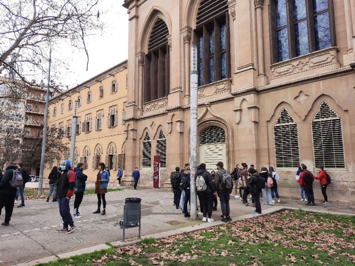#ÚLTIMAHORA | Pablo Hasél es tanca al Rectorat de la Universitat de #Lleida amb una vintena de persones directa.cat/pablo-hasel-es… El divendres passat va acabar el termini perquè el raper ingressés voluntàriament a la presó