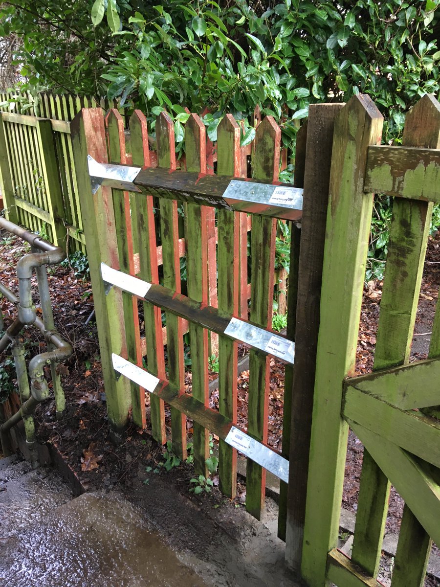 johnoflynnEA's tweet photo. #WestHantsFieldTeam complete minor fence repairs at Crowlin House screen on #CalmoreCanal. #Maintenance is so important to ensure ongoing reduction in flood risk to residents &amp; businesses in #Calmore &amp; #HammondsGreen areas. #floodaware #AssetManagement @newforestdc @hantsconnect https://t.co/sssEtrqkzU