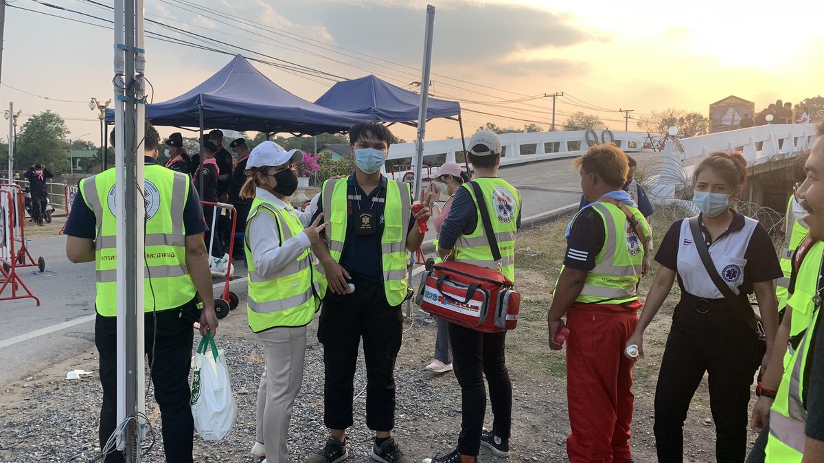 VolunteerMedTH's tweet photo. น้องได้รับการปล่อยตัวแล้วเบื้องต้นจะพาไป เอาทรัพย์สินที่ สน ชนะสงคราม 

#ม็อบ13กุมภา #ตํารวจกระทืบหมอ #ตำรวจหยุดทำร้ายประชาชน https://t.co/xihSph93FM