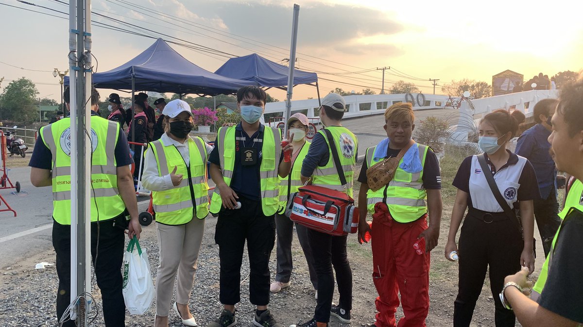 VolunteerMedTH's tweet photo. น้องได้รับการปล่อยตัวแล้วเบื้องต้นจะพาไป เอาทรัพย์สินที่ สน ชนะสงคราม 

#ม็อบ13กุมภา #ตํารวจกระทืบหมอ #ตำรวจหยุดทำร้ายประชาชน https://t.co/xihSph93FM
