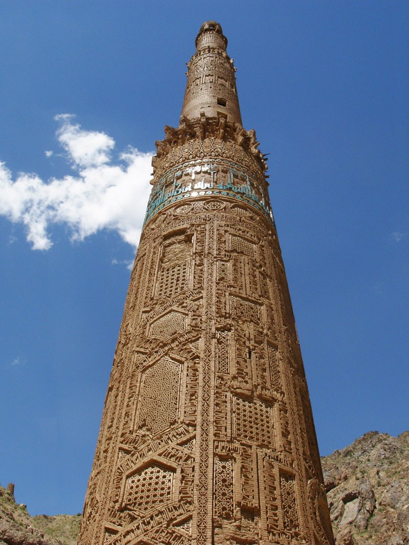 In the heart of  #Afghanistan lies one of the most beautiful monuments in the world. At the bottom of Wadi, far from the modern world, the minaret of Jam has existed for nearly 900 years. Here is a  #thread on a Muslim structure with an unclear Jewish connection.  @LaDafa_afg