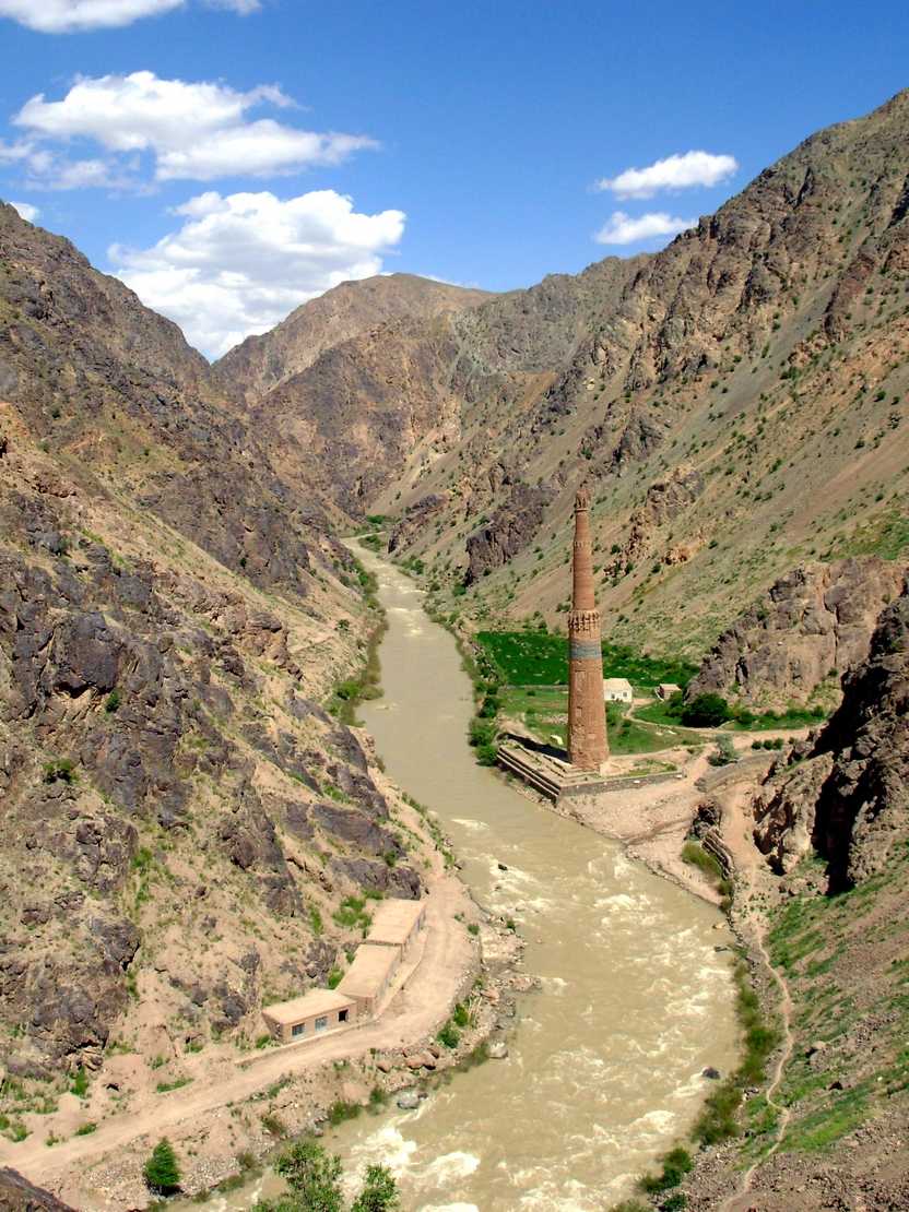 In the heart of  #Afghanistan lies one of the most beautiful monuments in the world. At the bottom of Wadi, far from the modern world, the minaret of Jam has existed for nearly 900 years. Here is a  #thread on a Muslim structure with an unclear Jewish connection.  @LaDafa_afg
