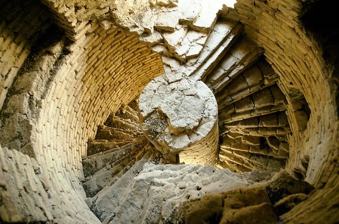 In the heart of  #Afghanistan lies one of the most beautiful monuments in the world. At the bottom of Wadi, far from the modern world, the minaret of Jam has existed for nearly 900 years. Here is a  #thread on a Muslim structure with an unclear Jewish connection.  @LaDafa_afg