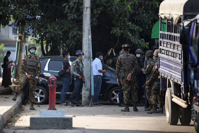 TostevinM's tweet photo. Myanmar soldiers search the Yangon headquarters of Aung San Suu Kyi's NLD party, which was overthrown in a coup after the army rejected its sweeping election win. #WhatsHappeningInMyanmar https://t.co/LxI1gPzPig