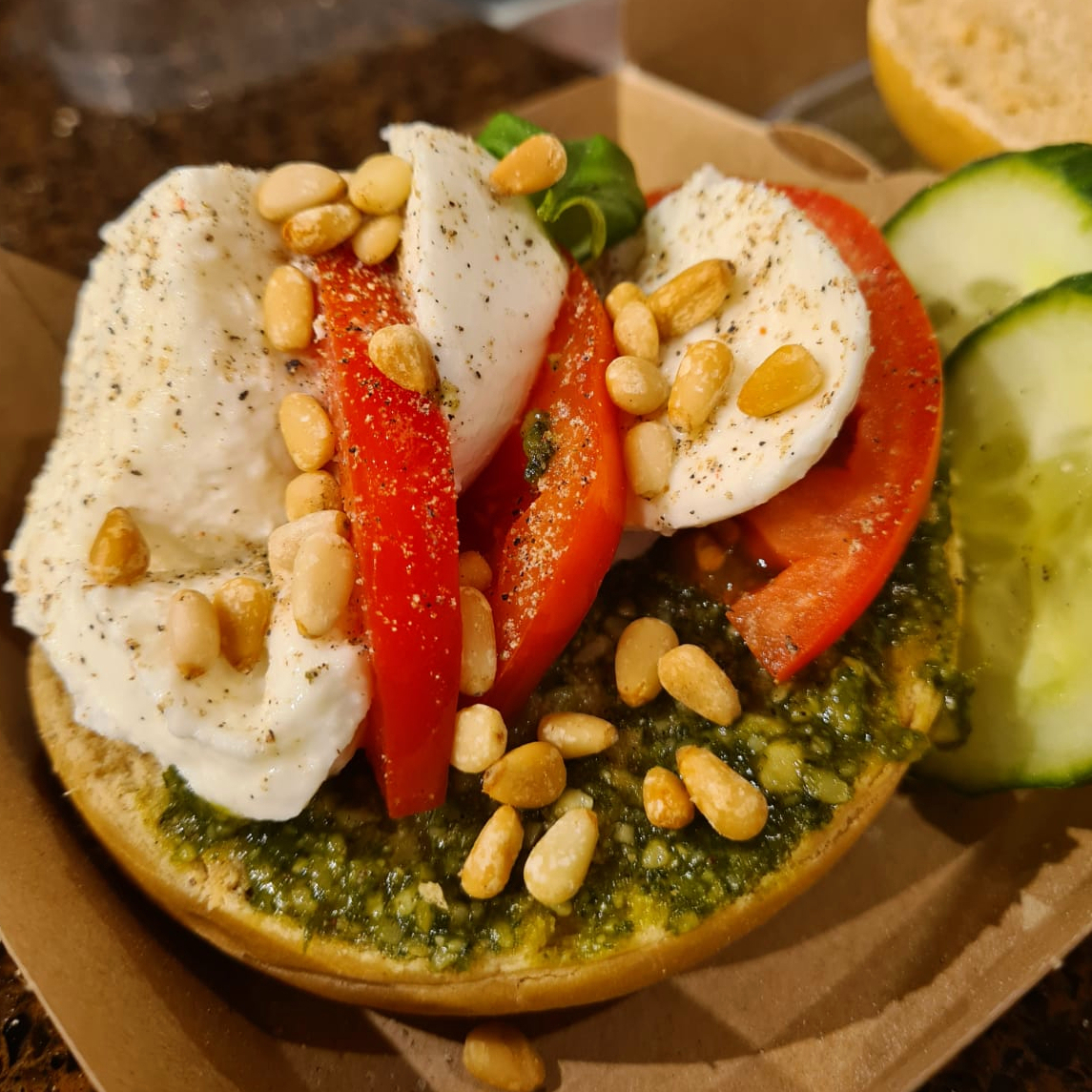 Say cheeeese ✨😊 We beginnen de week weer lachend en met een close up van de Mozzarella di Bufala bagel, met groene pesto, tomaat, pijnboompitjes en basilicum. Een echte klassieker op het menu inmiddels. Hoe vaak heb jij 'm al gegeten? #bagelsbeans #turnupthebagel