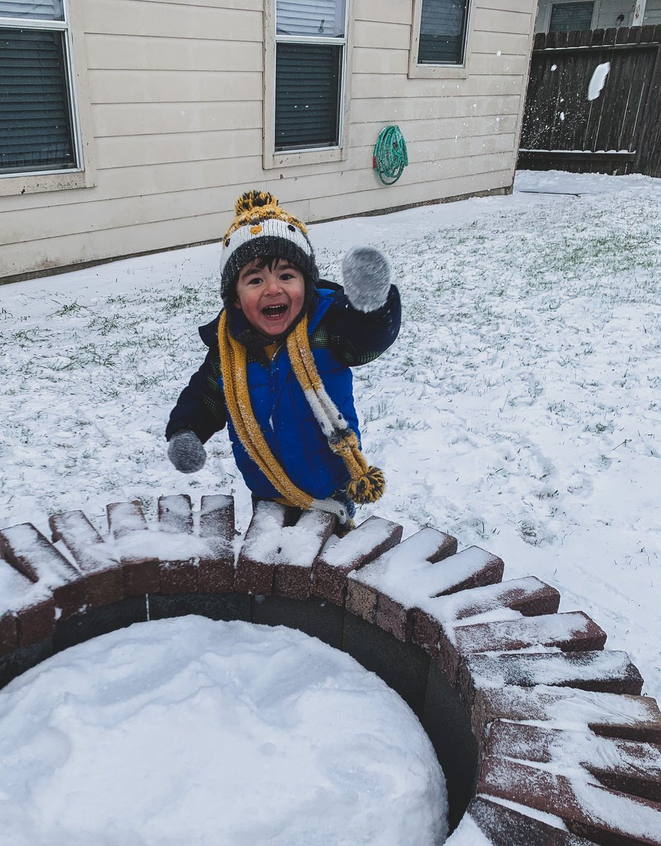 firewifecastle's tweet photo. Awesome snow day in Cypress ✨❤️ @KHOU @KHOUBlake11 @KHOUweather https://t.co/CCbVwzGTyA