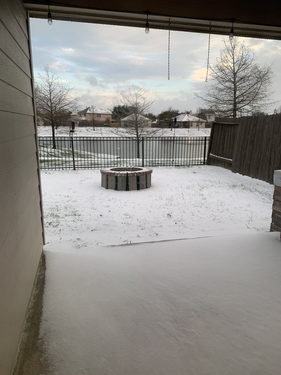 firewifecastle's tweet photo. Awesome snow day in Cypress ✨❤️ @KHOU @KHOUBlake11 @KHOUweather https://t.co/CCbVwzGTyA