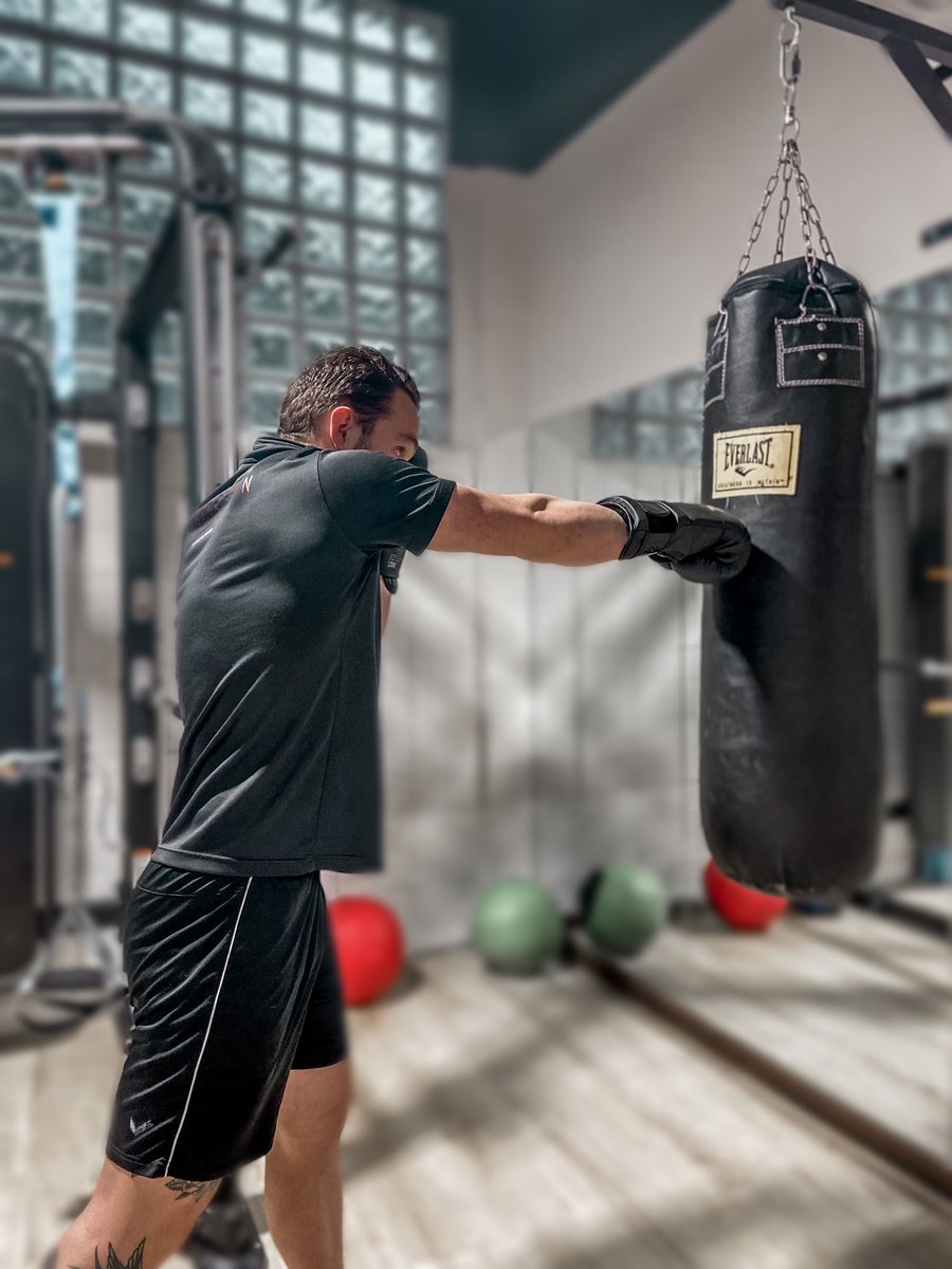 CosmopolitanBi's tweet image. #COSMOPOLITANBILBAO #FITNESS CLUB ha incluido el #boxeo ente sus actividades dirigidas. Y es que cada vez más gente quiere ponerse los guantes🥊
Tal vez porque hablamos de un #entrenamiento muy completo. Su práctica te ayudará a descargar adrenalina y eliminar tensiones🔝🔝