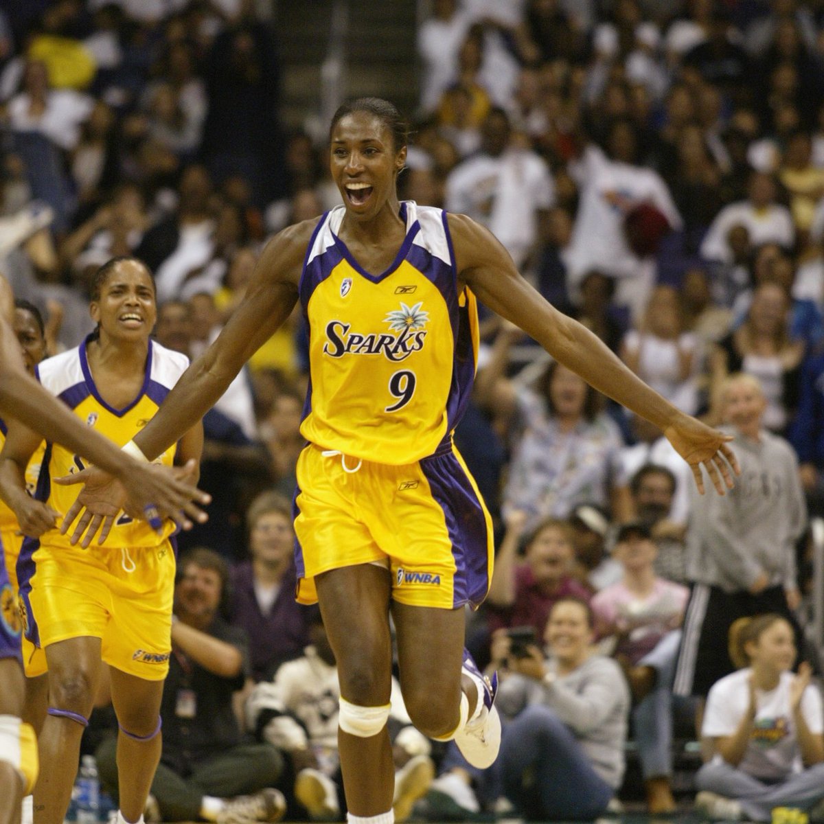 first wnba player to dunk
