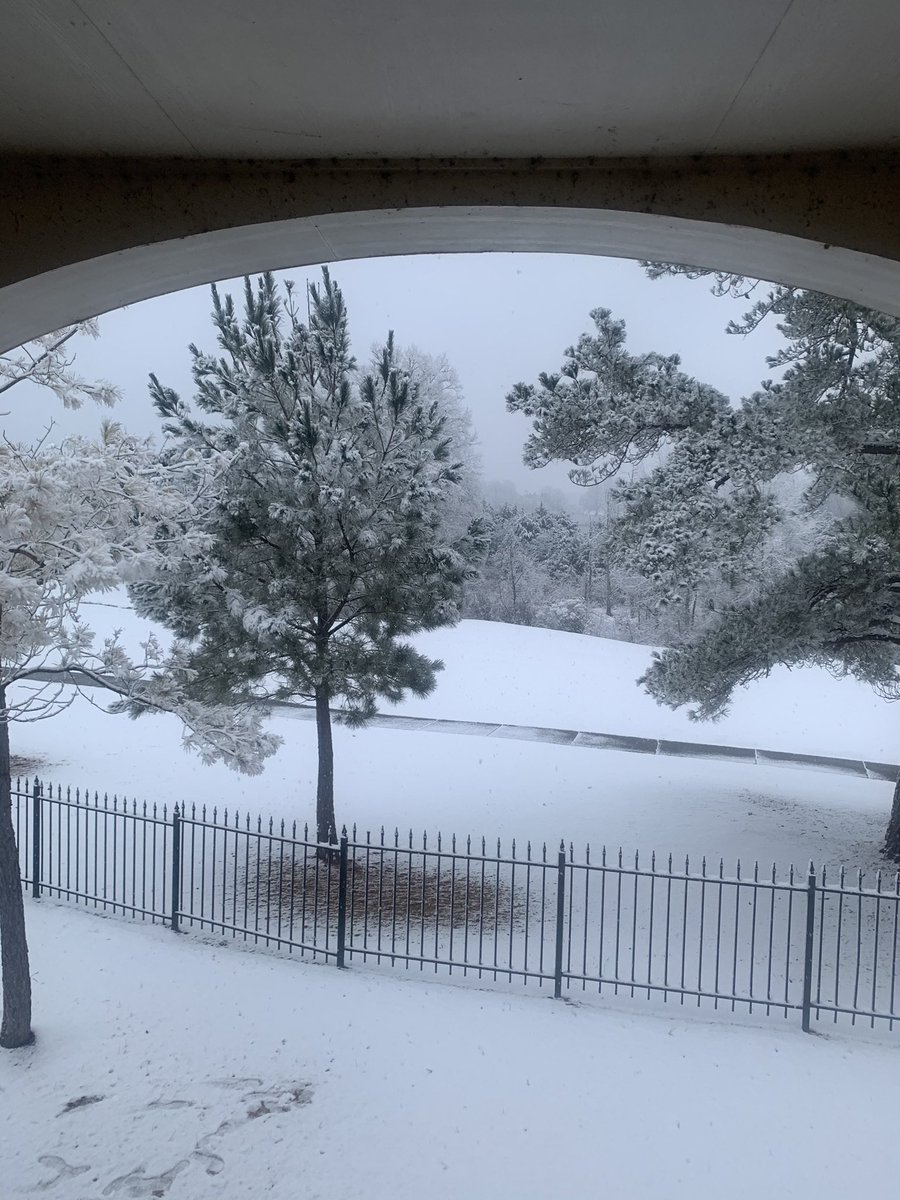 AutryLaura's tweet image. Well I woke up to this and no work today