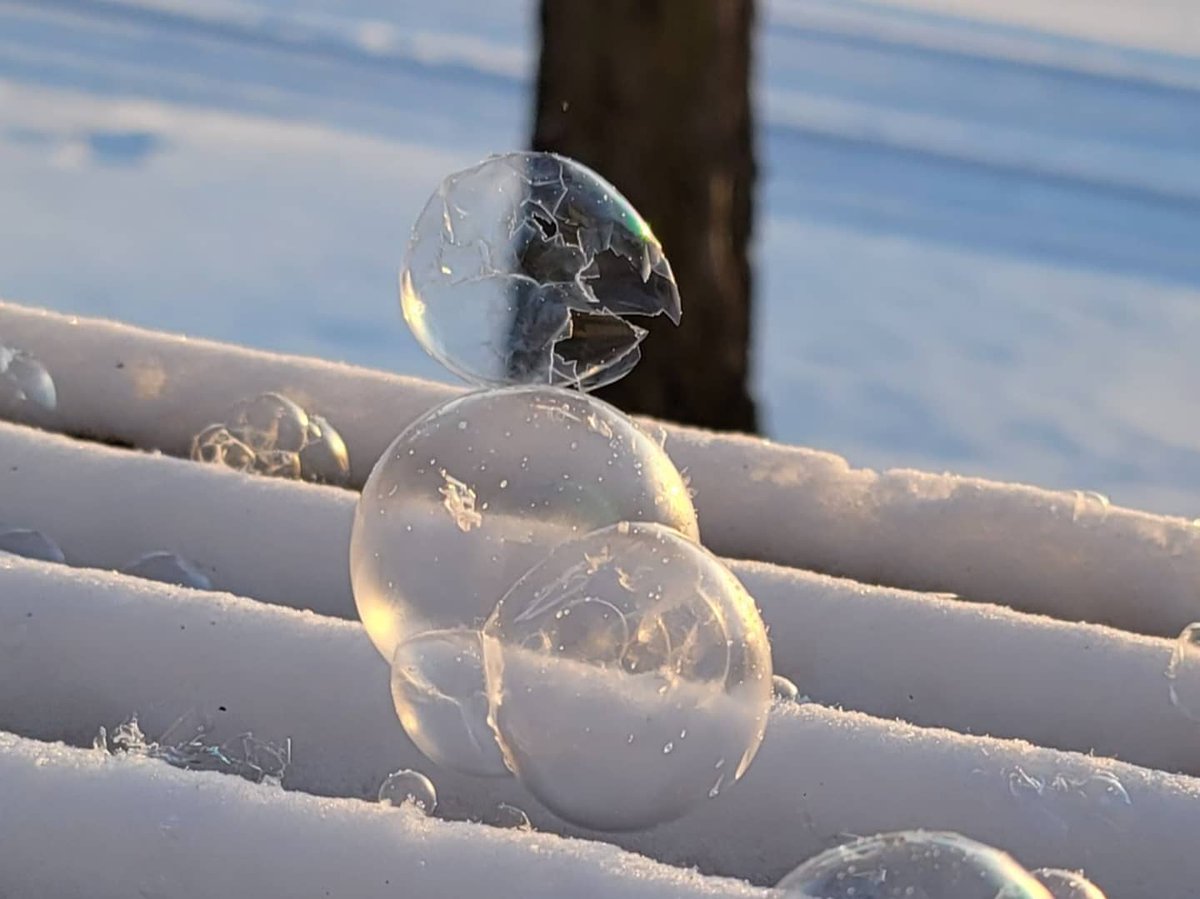 CarmenBillick's tweet photo. Kids and I were blowing bubbles this morning and watching them freeze https://t.co/wRjrKevfgj